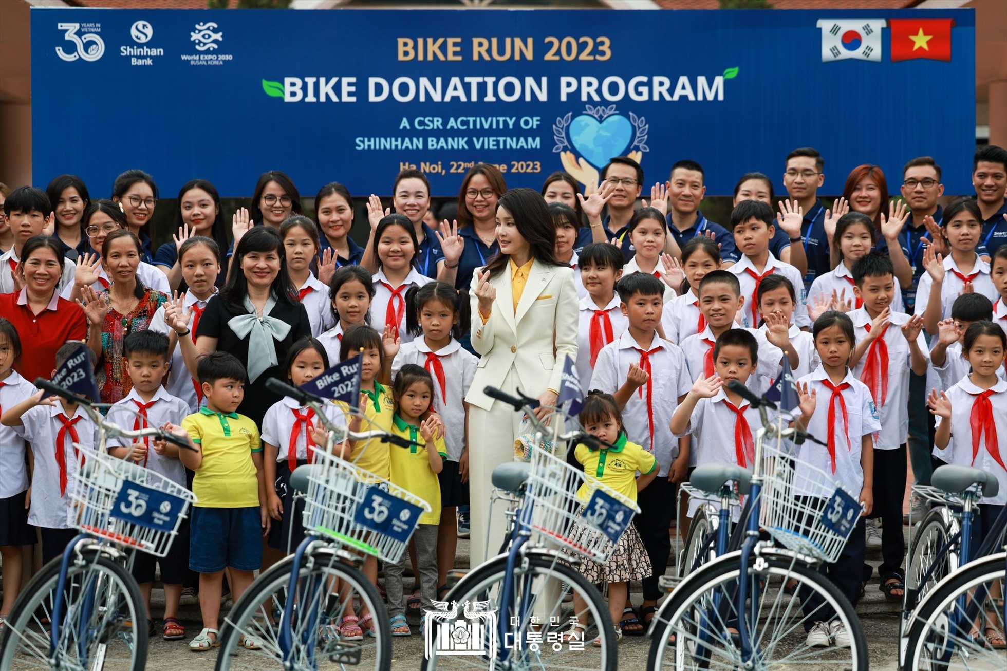 Đệ nhất phu nhân Hàn Quốc Kim Keon Hee đến thăm Làng trẻ em SOS ở Hà Nội trong ngày 22.6 để tham dự sự kiện Bike Run nhằm quyên góp xe đạp cho trẻ em khó khăn ở Việt Nam. Ảnh: Đại sứ quán Hàn Quốc