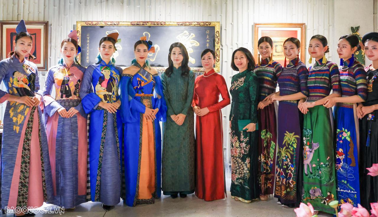 Đệ nhất phu nhân Hàn Quốc Kim Keon Hee mặc áo dài truyền thống của Việt Nam khi cùng Phu nhân Phan Thị Thanh Tâm thưởng trà, xem biểu diễn áo dài và nghe nhạc. Ảnh: Báo Quốc tế/Bộ Ngoại giao