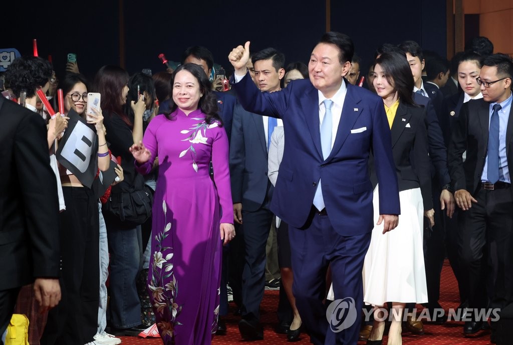 Tối 22.6, phu nhân Tổng thống Hàn Quốc Yoon Suk Yeol đã tháp tùng ông tham dự Đêm nhạc Giao lưu Văn hóa Hàn Quốc - Việt Nam tại Trung tâm Hội nghị Quốc gia. Cùng tham dự đêm nhạc có Phó Chủ tịch nước Võ Thị Ánh Xuân. Ảnh: Yonhap