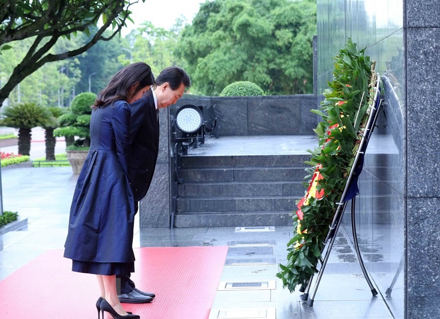Tổng thống Yoon Suk Yeol và Phu nhân đặt vòng hoa tại Lăng Chủ tịch Hồ Chí Minh. Ảnh: TTXVN