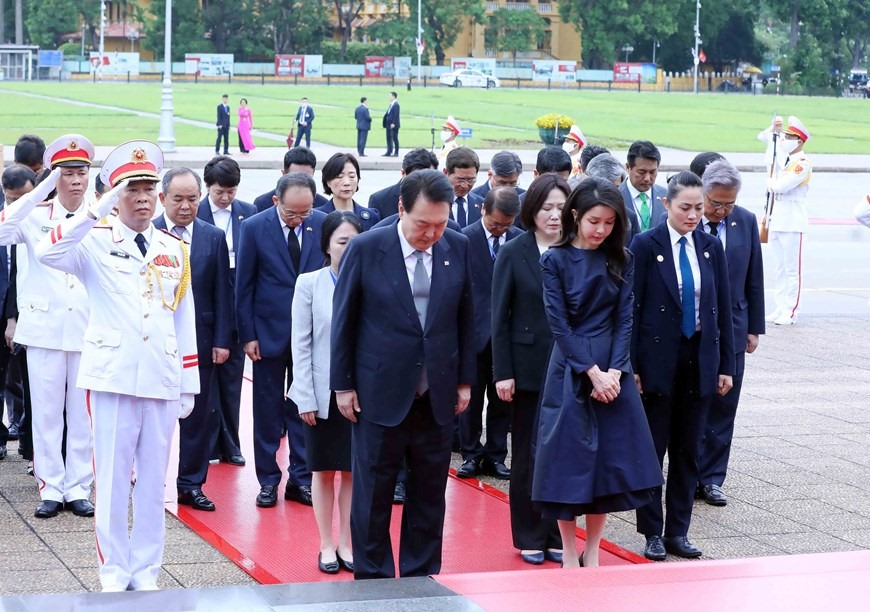 Trước lễ đón chính thức, Tổng thống Yoon Suk Yeol và Phu nhân đã đến đặt vòng hoa, vào Lăng viếng Chủ tịch Hồ Chí Minh. Ảnh: TTXVN