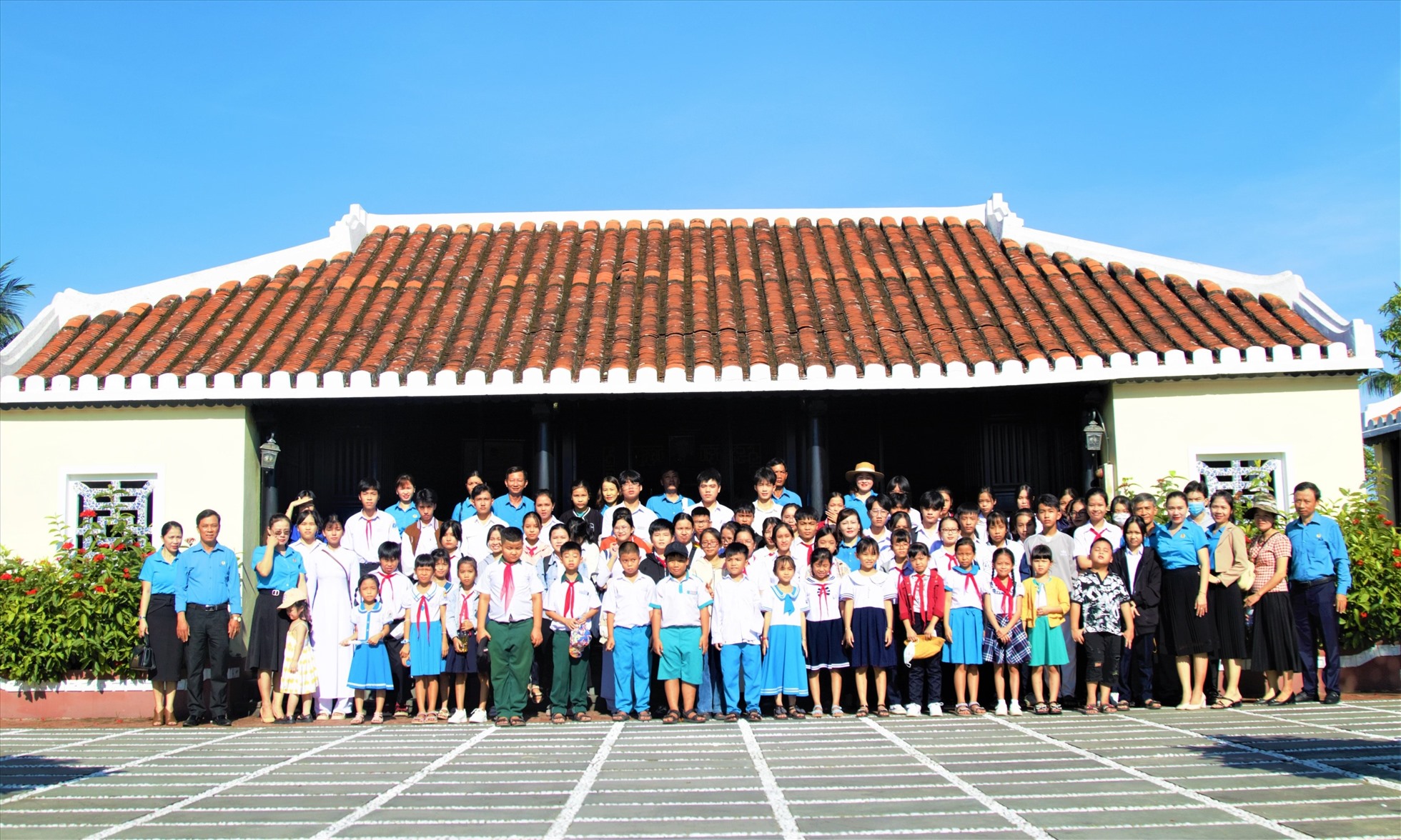 Hơn 100 con em CB,CNVCLĐ vượt khó học giỏi được Công đoàn Quảng Nam khen thưởng và đưa đi tham quan Khu lưu niệm Cố Chủ tịch Hội đồng Nhà nước Võ Chí Công. Ảnh Hoàng Bin