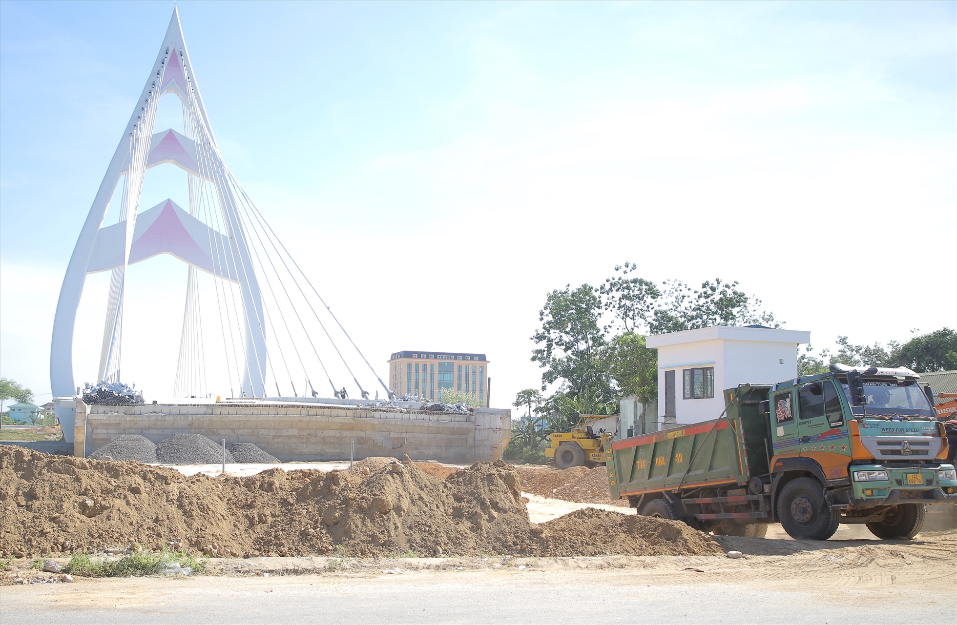 Ở phía đấu nối với đường Bà Triệu, đơn vị thi công chỉ mới làm mặt bằng và đổ các lớp đất để lu lèn.