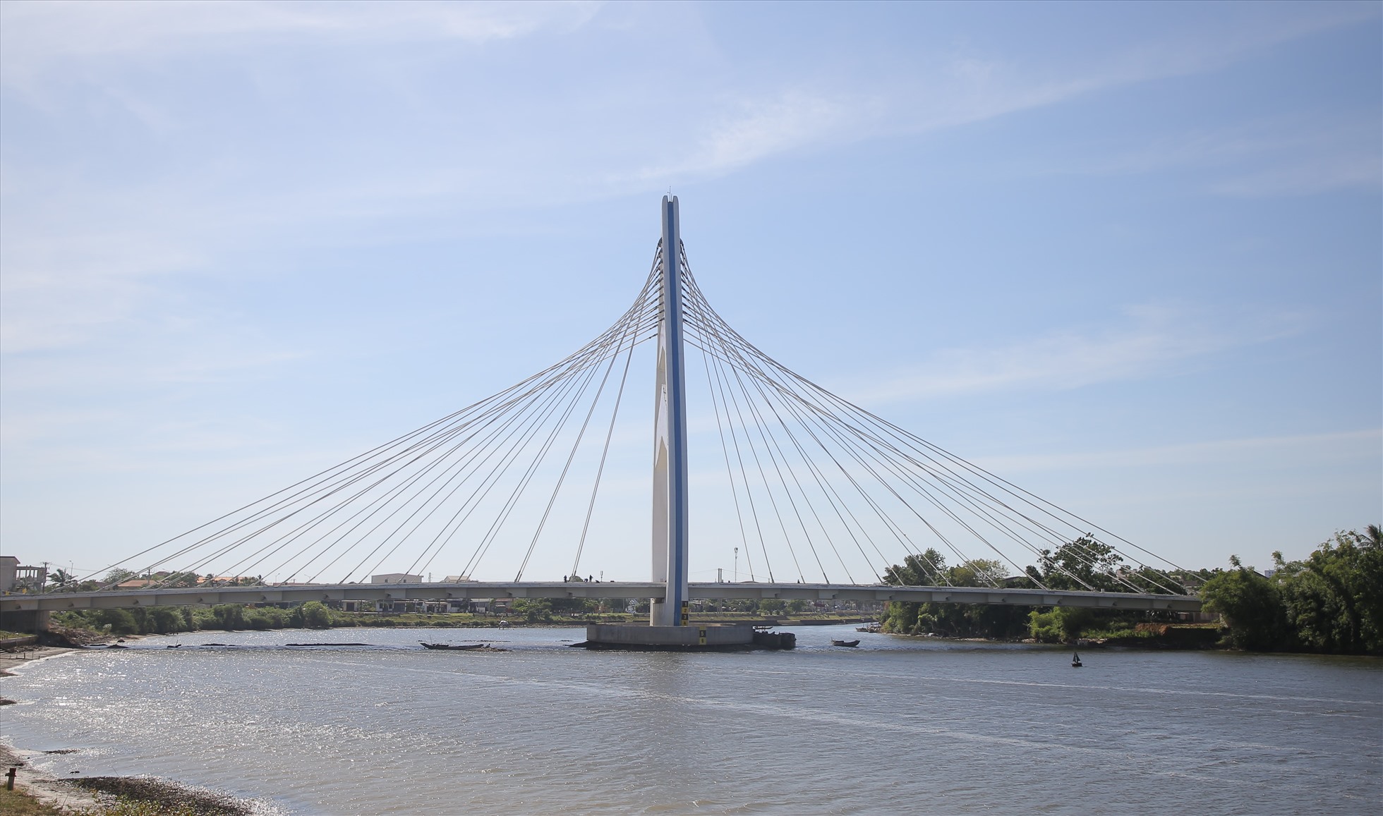 Cầu dây văng sông Hiếu (thành phố Đông Hà, tỉnh Quảng Trị) được khởi công xây dựng từ tháng 4.2020, dự kiến hoàn thành tháng 6.2022. Công trình dài hơn 300m, mặt đường 4 làn xe cơ giới, tháp cao 73m mô phỏng theo hình búp sen, tổng mức đầu tư hơn 200 tỉ đồng.