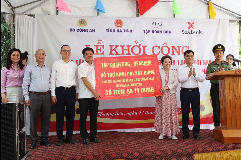 Nhà tài trợ trao biểu trưng hỗ trợ 50 tỉ đồng xây dựng 1.000 căn nhà cho người nghèo tại Hà Tĩnh. Ảnh: Trần Tuấn.