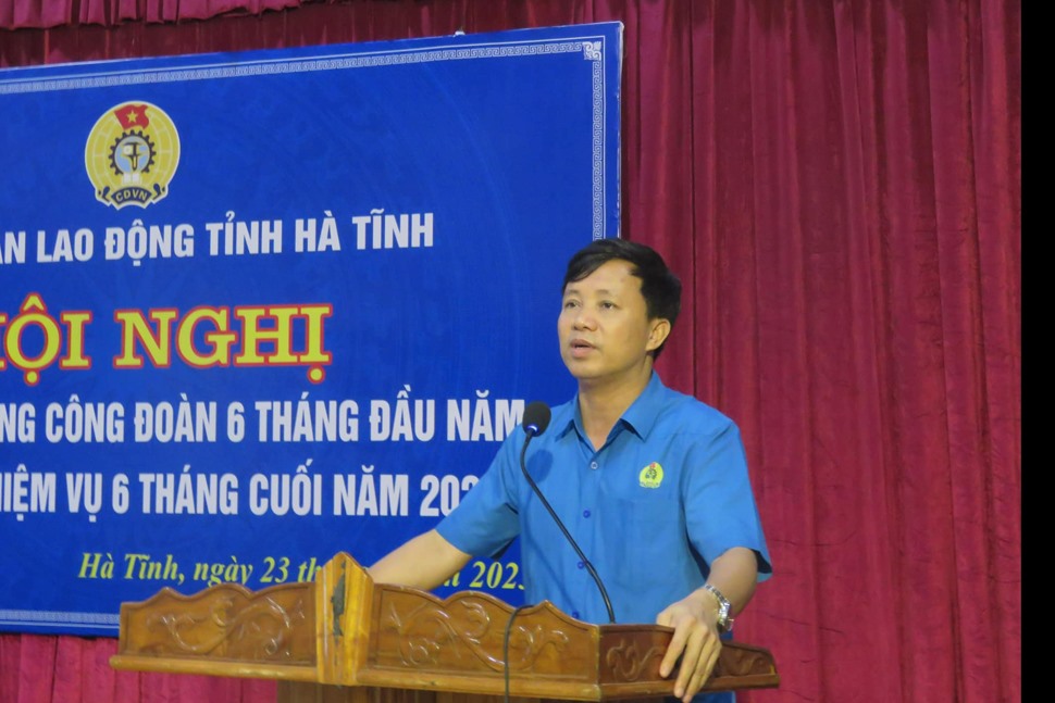 Ông Nguyễn Văn Danh - Chủ tịch LĐLĐ tỉnh Hà Tĩnh phát biểu tại hội nghị. Ảnh: Quốc Cường.