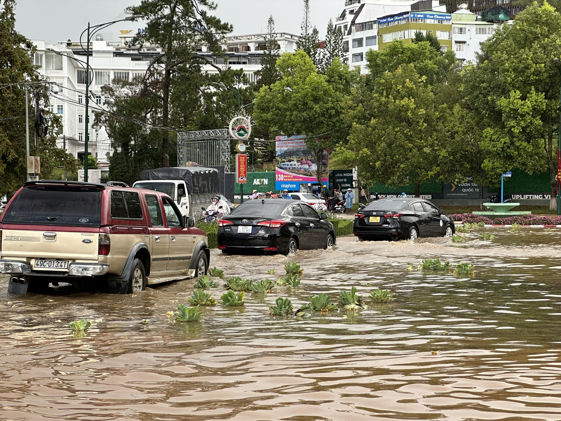 Mưa lớn khiến nhiều tuyến đường ở Đà Lạt bị ngập úng. Ảnh: Bảo Lâm