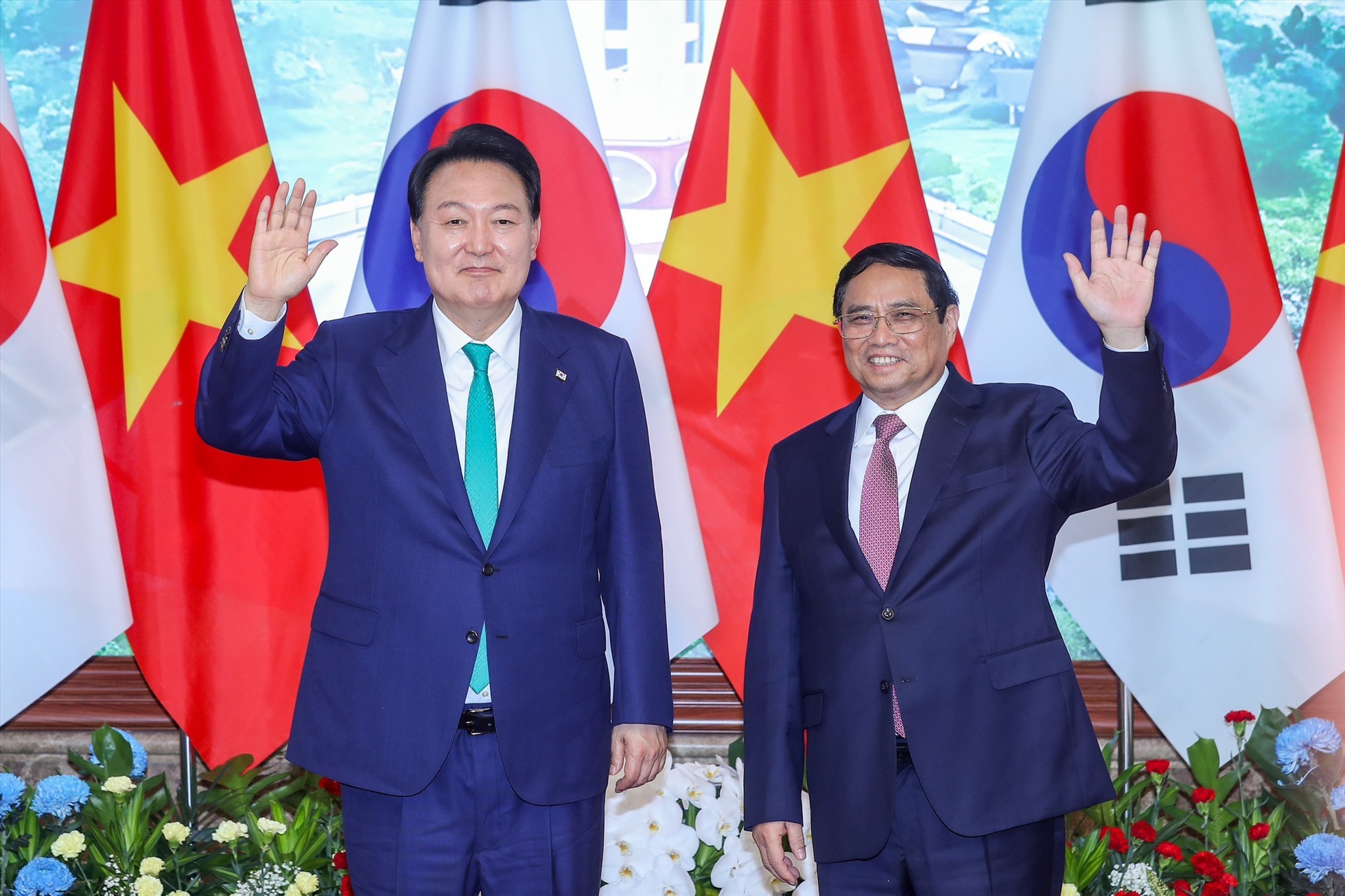 Thủ tướng Chính phủ Phạm Minh Chính cùng Tổng thống Hàn Quốc Yoon Suk Yeol chụp ảnh lưu niệm trước cuộc hội kiến tại Trụ sở Chính phủ. Ảnh: Hải Nguyễn
