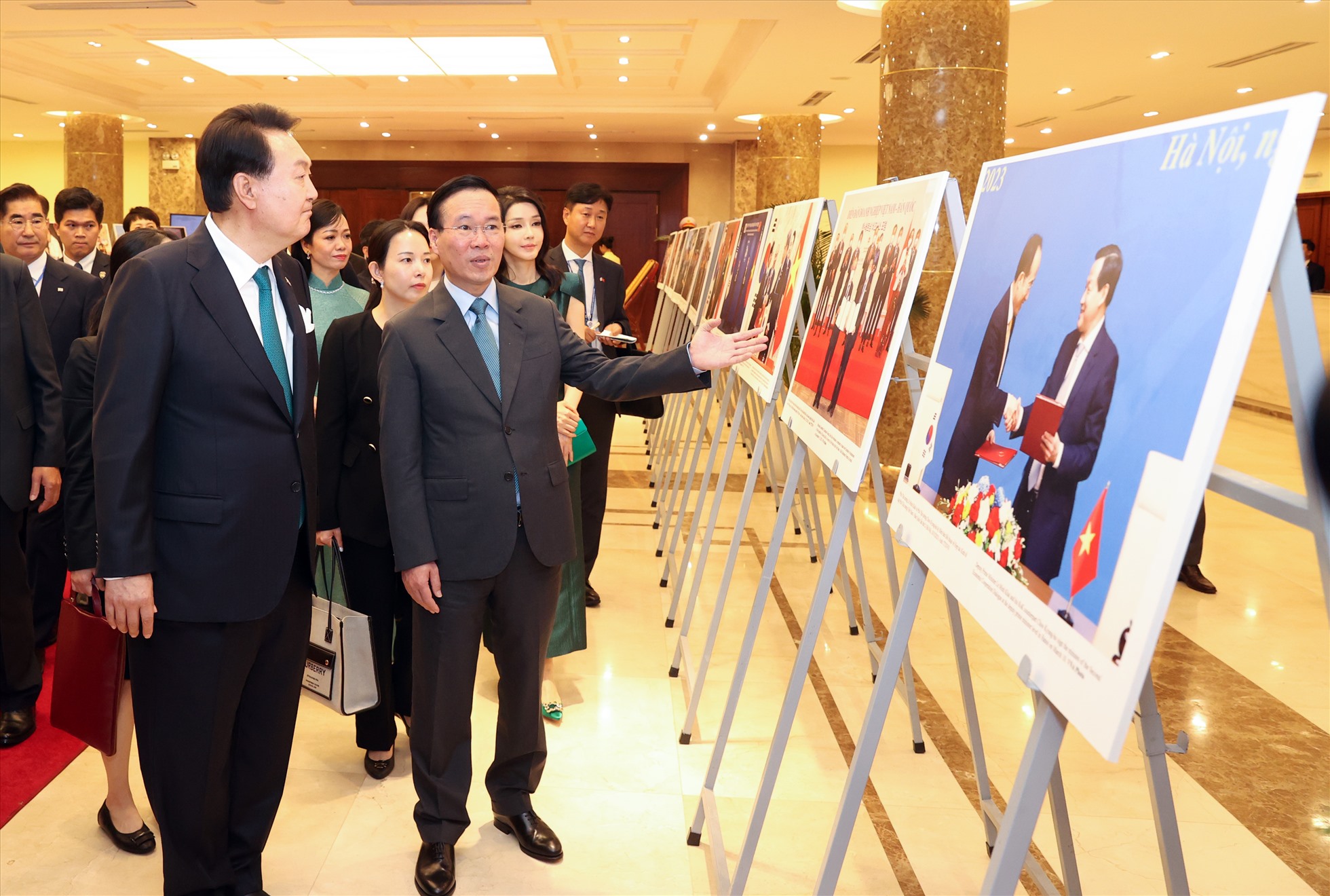 Chủ tịch nước Võ Văn Thưởng và Tổng thống Hàn Quốc Yoon Suk Yeol tham quan trưng bày ảnh về quan hệ hợp tác Việt Nam – Hàn Quốc. Ảnh: Hải Nguyễn