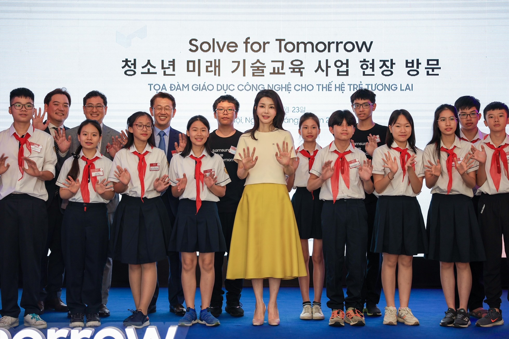 Đệ nhất phu nhân Hàn Quốc Kim Keon Hee chụp hình lưu niệm với các em học sinh. Ảnh: Samsung Việt Nam.