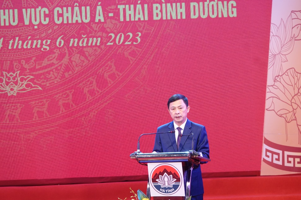Ông Lê Ngọc Châu - Phó Chủ tịch UBND tỉnh Hà Tĩnh trình bày diễn văn buổi lễ. Ảnh: Trần Tuấn.