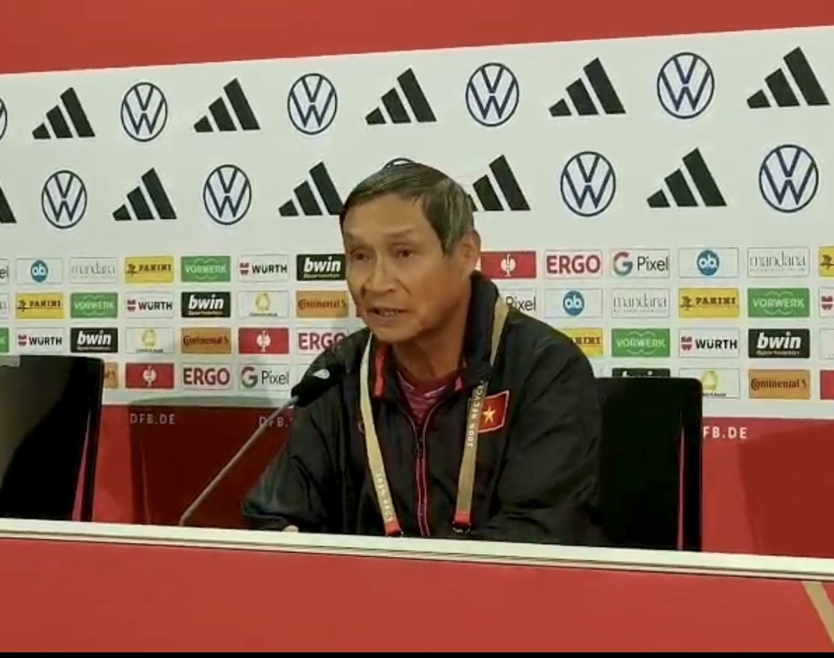 Huấn luyện viên Mai Đức Chung tham gia buổi họp báo trước trận. Ảnh: VFF