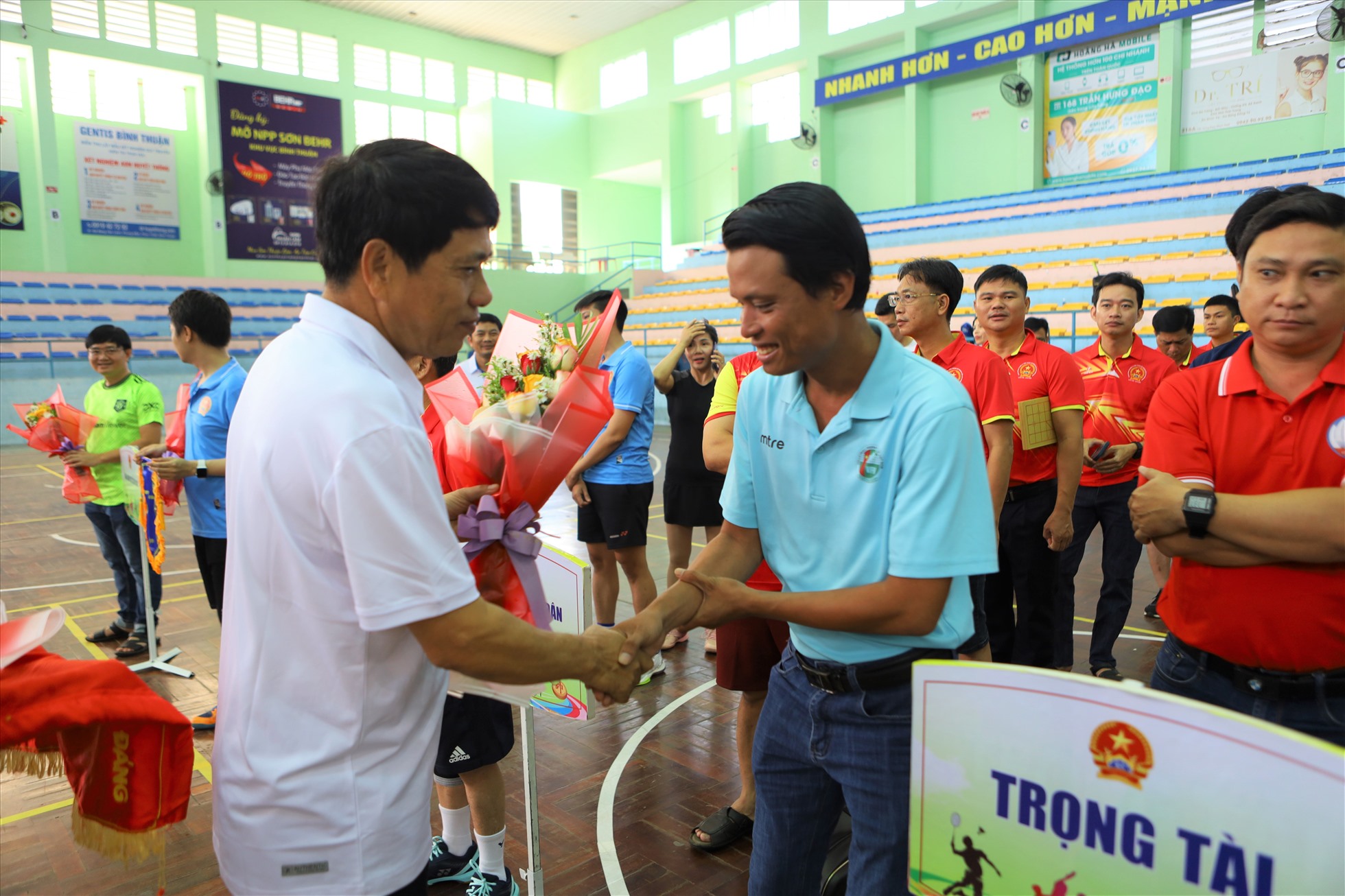 Ông Dương Xuân Sơn, Viện trưởng VKSND tỉnh Bình Thuận, Trưởng Ban Tổ Chức trao hoa cho các đội thi đấu. Ảnh: Duy Tuấn