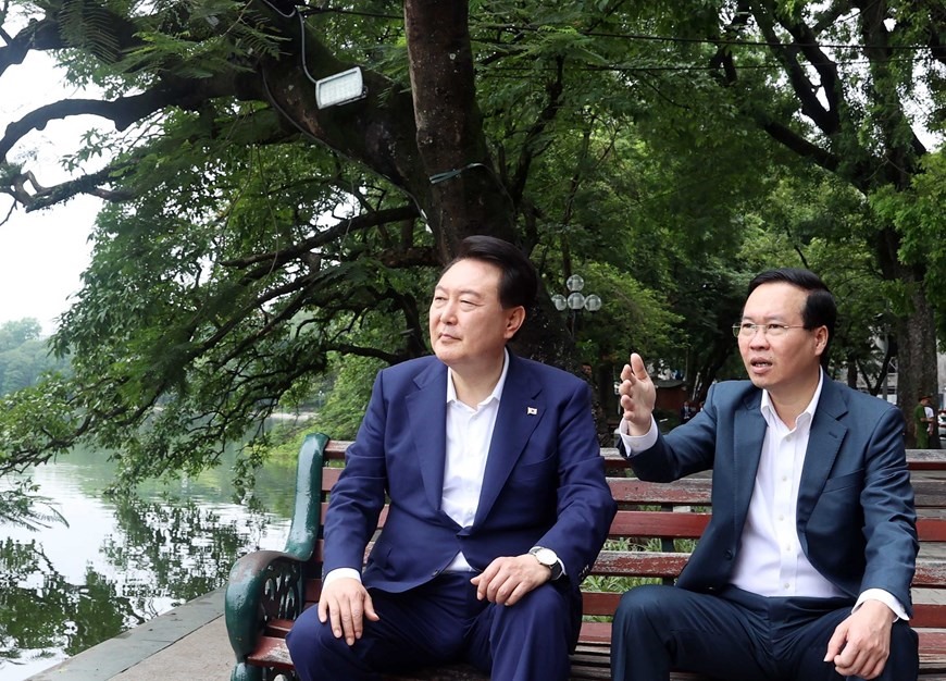 Chủ tịch nước Võ Văn Thưởng giới thiệu với Tổng thống Hàn Quốc Yoon Suk Yeol về ý nghĩa lịch sử của Hồ Gươm, nơi được coi là trái tim của thủ đô Hà Nội. Ảnh: TTXVN