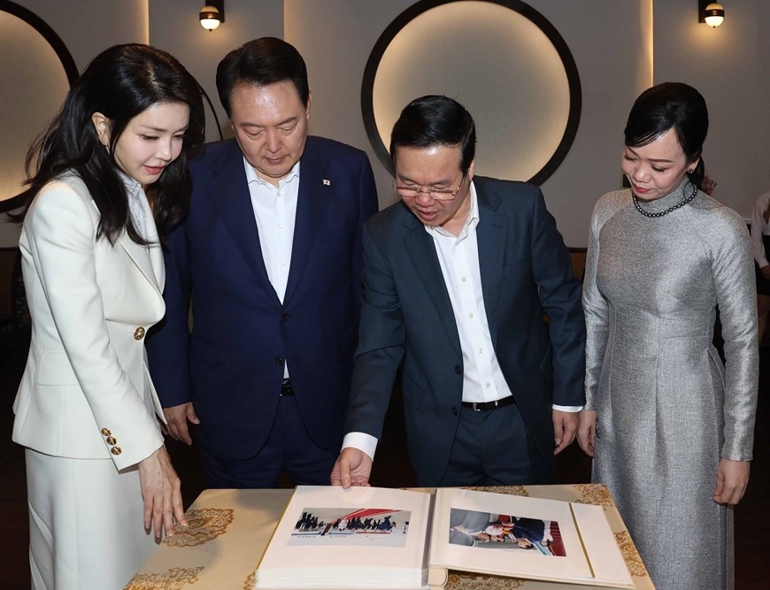 Chủ tịch nước Võ Văn Thưởng và Phu nhân cùng Tổng thống Hàn Quốc Yoon Suk Yeol và Phu nhân xem ảnh về chuyến thăm cấp nhà nước tới Việt Nam của tổng thống Hàn Quốc. Ảnh: TTXVN