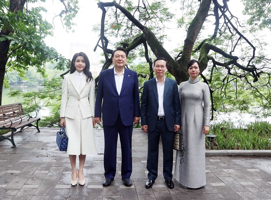 Chủ tịch nước Võ Văn Thưởng và Phu nhân cùng Tổng thống Hàn Quốc Yoon Suk Yeol và Phu nhân bên Hồ Gươm. Ảnh: TTXVN