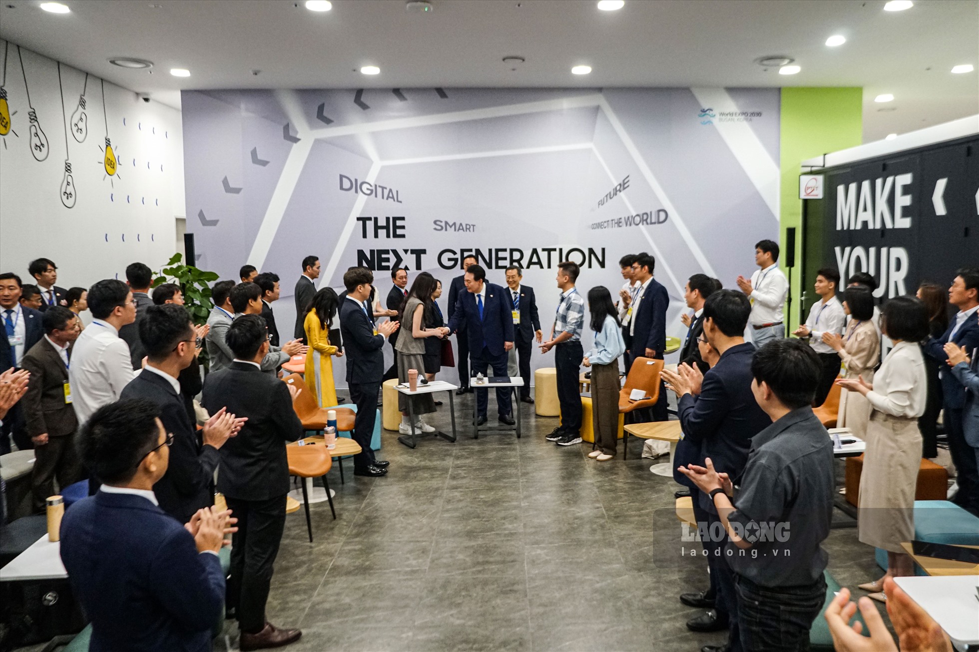 Sau khi tham quan và lắng nghe những chia sẻ từ đội ngũ nhân viên, chuyên gia công nghệ tại không gian trưng bày của các tổ chức, Tổng thống Yeon Seok Yeon đã có thời gian đối thoại với khoảng 50 nhân tài kỹ thuật số Việt Nam và Hàn Quốc tại phòng Đổi mới sáng tạo của Trung tâm Nghiên cứu và Phát triển Samsung Việt Nam.