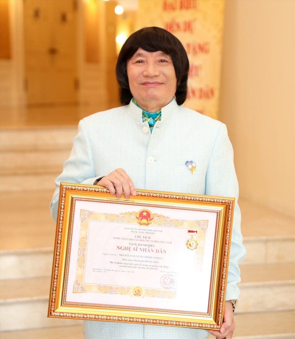 NSND Minh Vương nhận danh hiệu Nghệ sĩ Nhân dân. Ảnh: NSCC.
