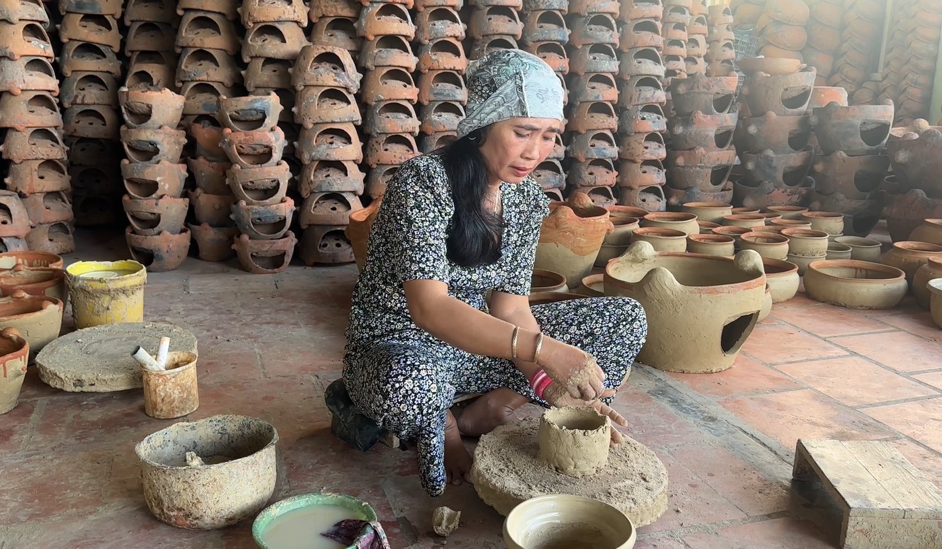 Tạo hình cho sản phẩm gốm tại làng Bình Đức. Ảnh: Duy Tuấn
