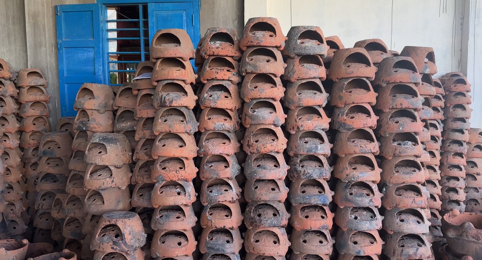 Các sản phẩm gốm Bình Thuận đã hoàn thiện chờ xuất bán. Ảnh: Duy Tuấn
