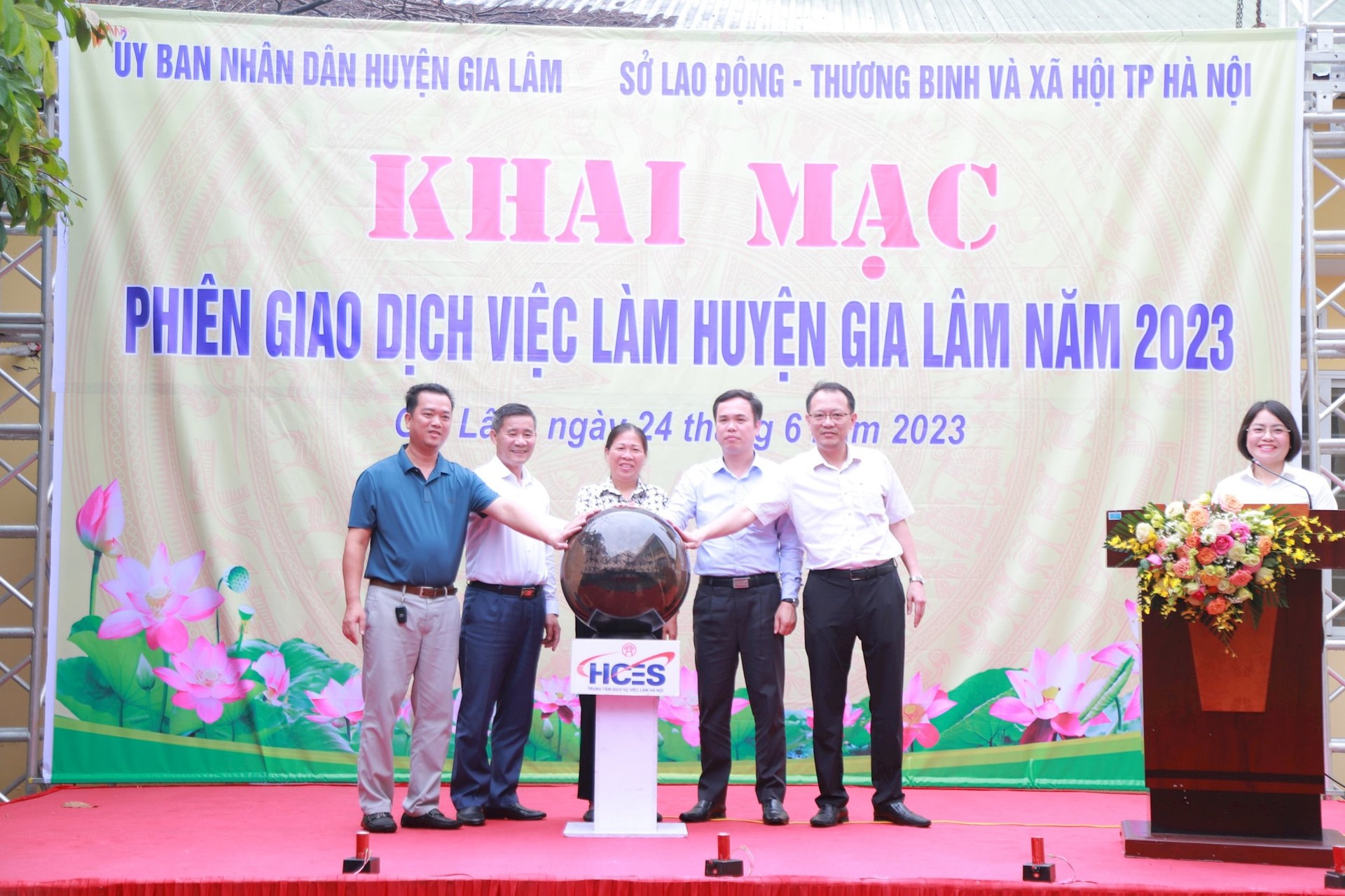 Các đại biểu bấm nút khai mạc Phiên giao dịch việc làm huyện Gia Lâm năm 2023. Ảnh: Trần Oanh.