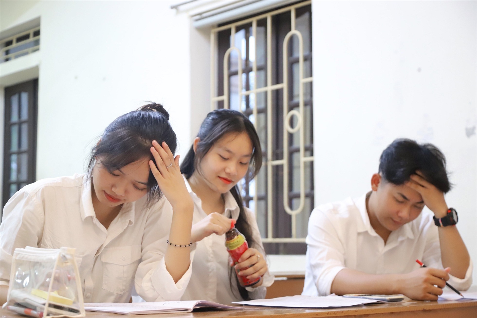 Nhiều bậc phụ huynh và các sĩ tử đang chọn Trà thanh nhiệt Dr Thanh để giải cơn “nóng trong người” trước ngày thi. Ảnh: Tân Hiệp Phát