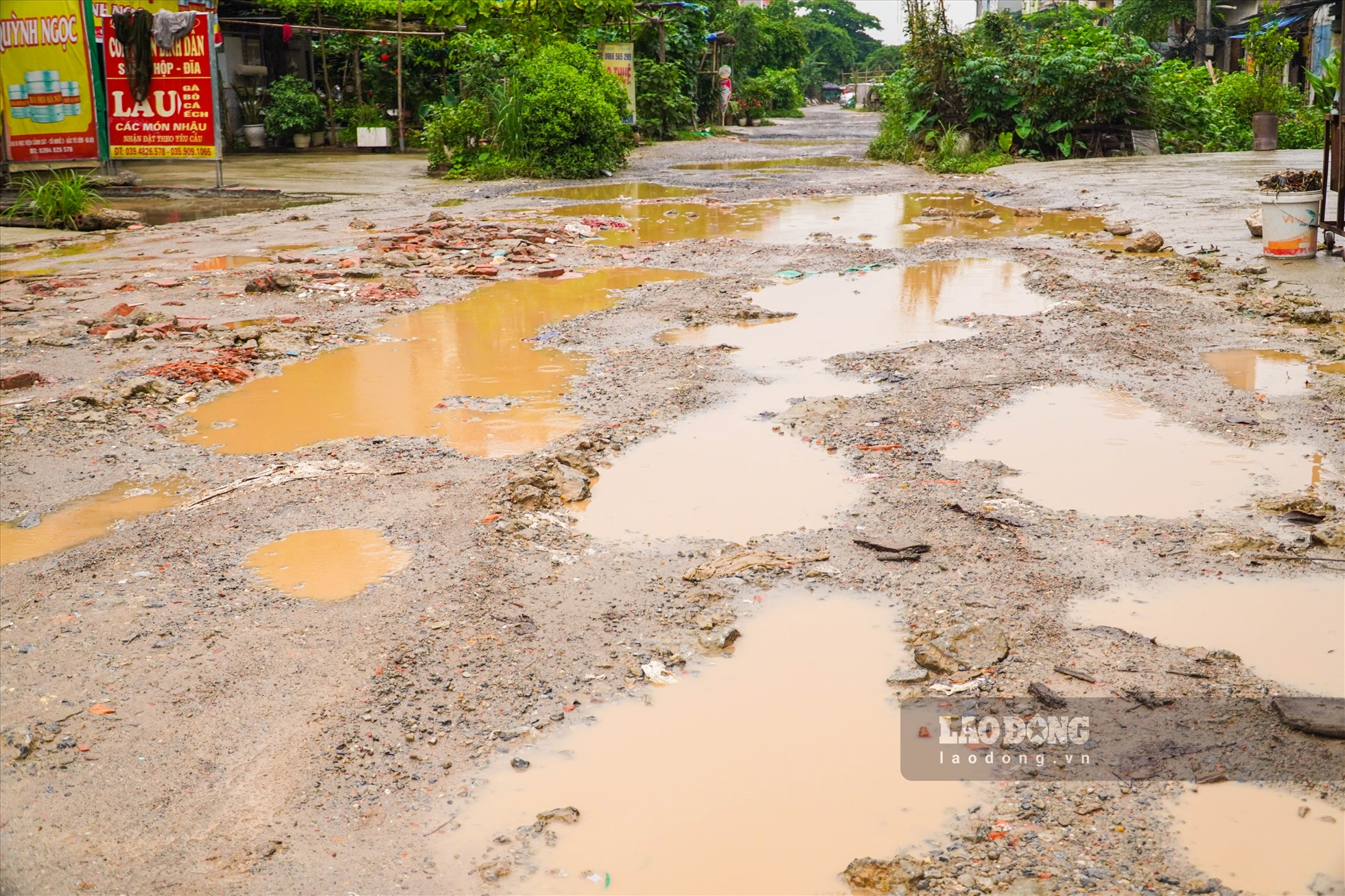 Thời tiết chuyển mưa, các “ổ voi” ngập trong nước, bùn, đất,... khiến con đường trở nên nhếch nhác, bẩn thỉu.