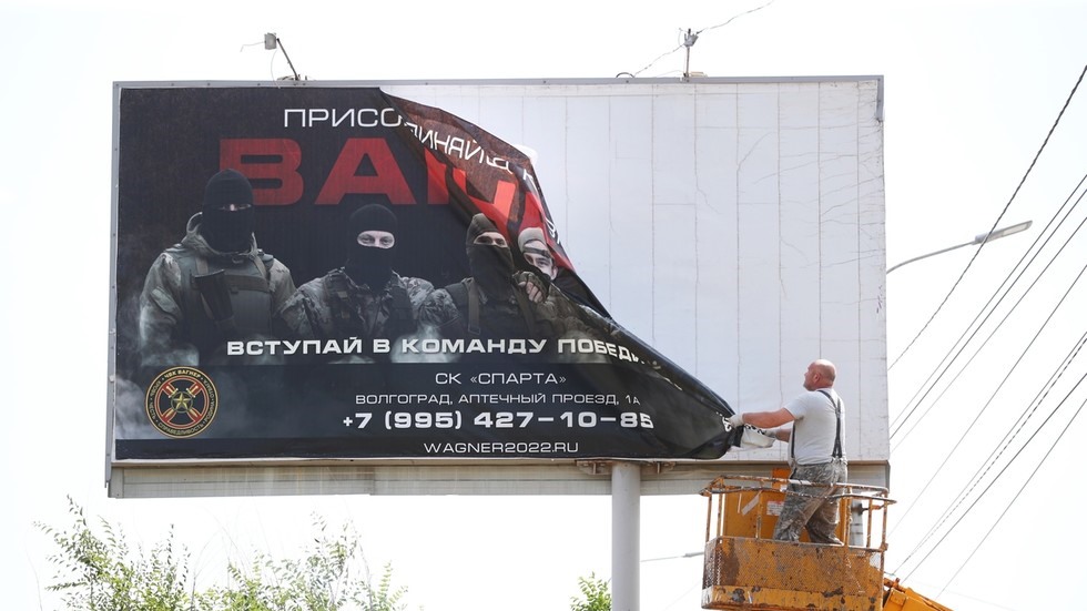 Dỡ biển quảng cáo của Wagner ở Volgograd, Nga, ngày 24.6.2023. Ảnh: Sputnik