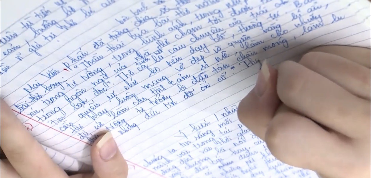Chữ viết của nữ thí sinh có bài thi Ngữ Văn dài 21 trang trên vở. Ảnh cắt từ clip