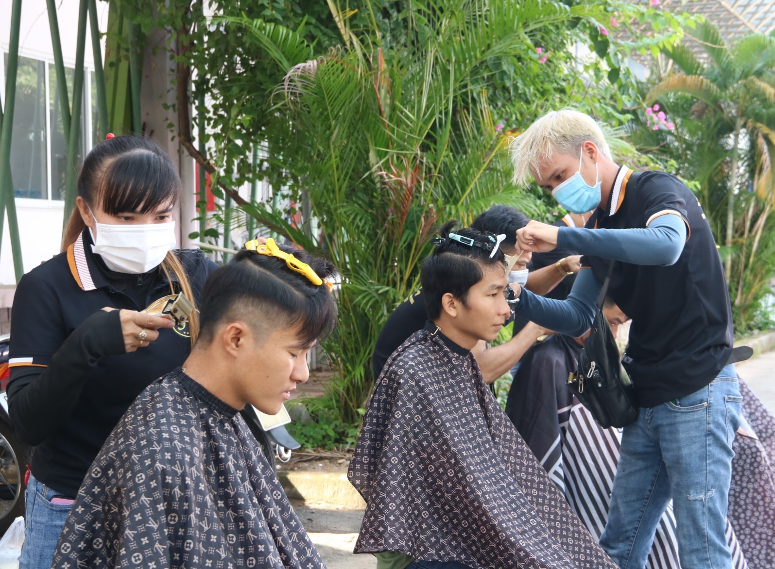Từ sáng sớm rất đông thanh niên công nhân ở các khu công nghiệp Mỹ Phước đến đây để được cắt tóc miễn phí.