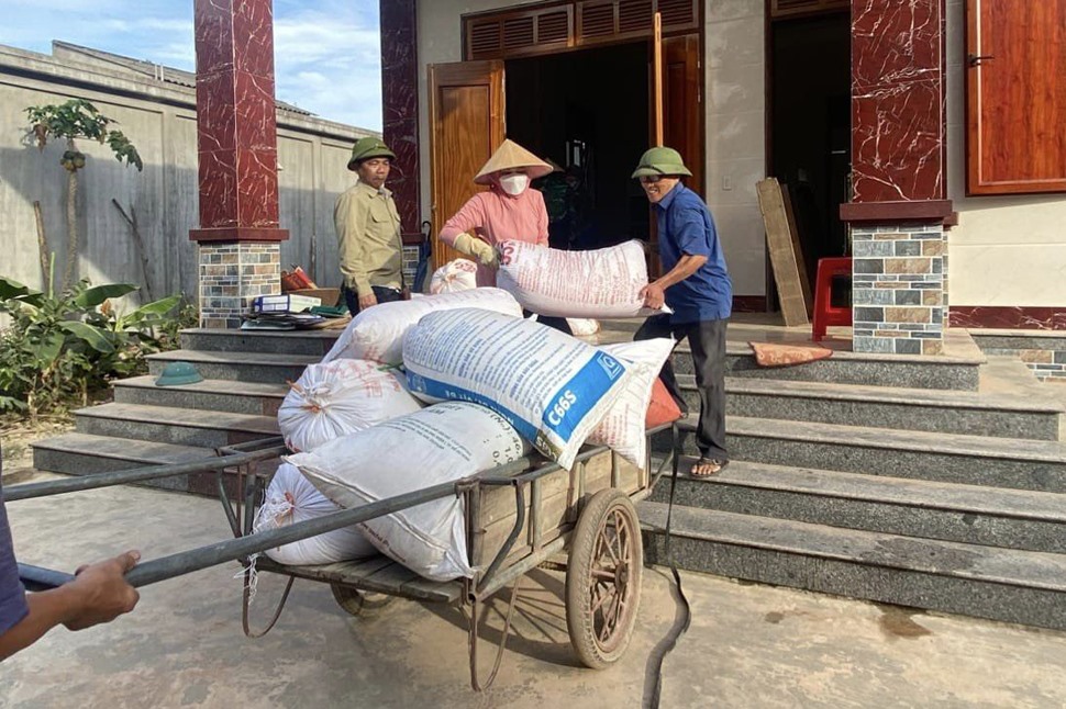 Người dân xã Quang Lộc di dời tài sản để bán giao mặt bằng cho dự án cao tốc Bắc - Nam. Ảnh: Quốc Hiệp.