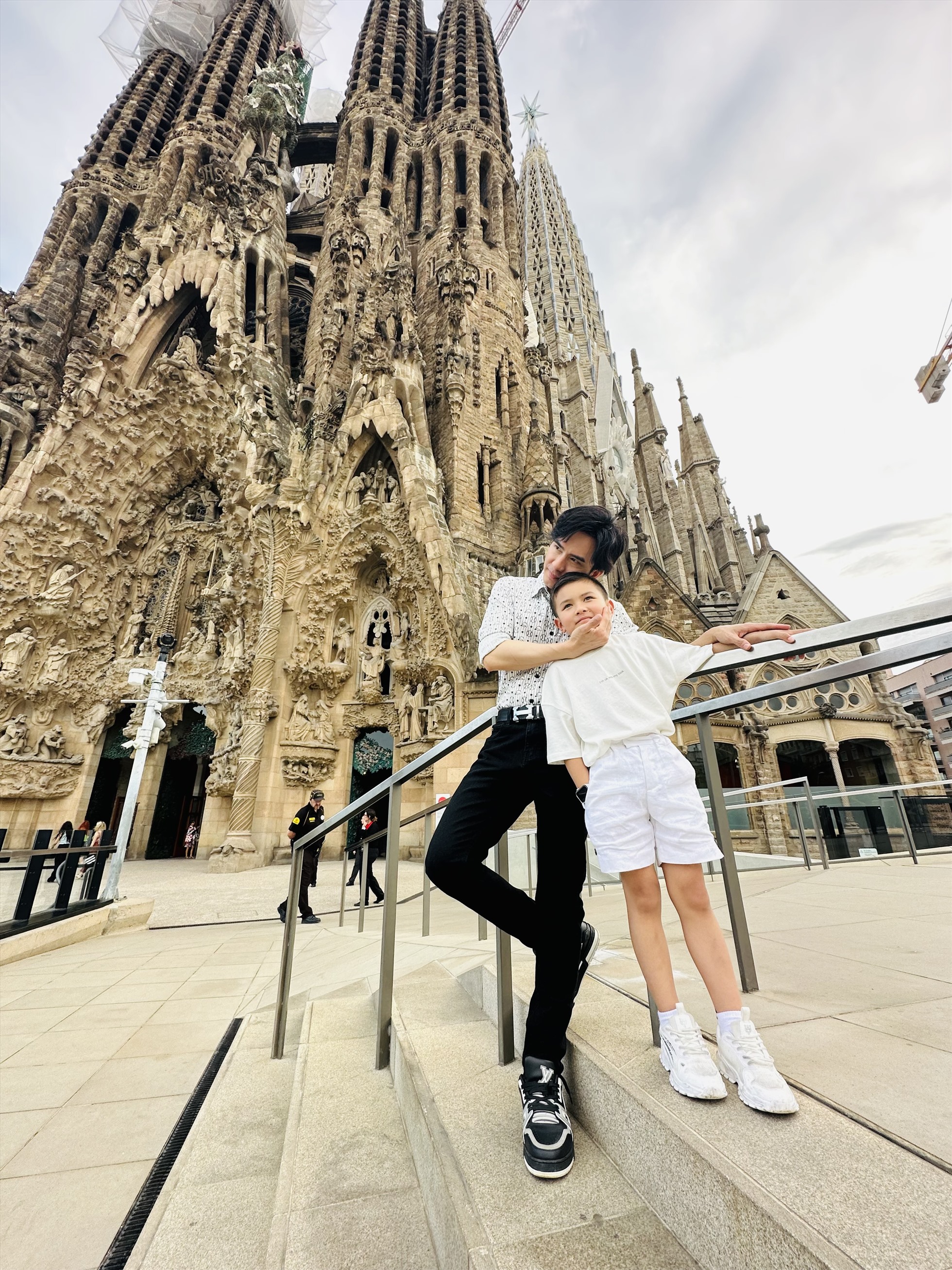 Đan Trường cùng con trai chụp ảnh trước nhà thờ công giáo Sagrada Familia ở Barcelona, Tây Ban Nha.