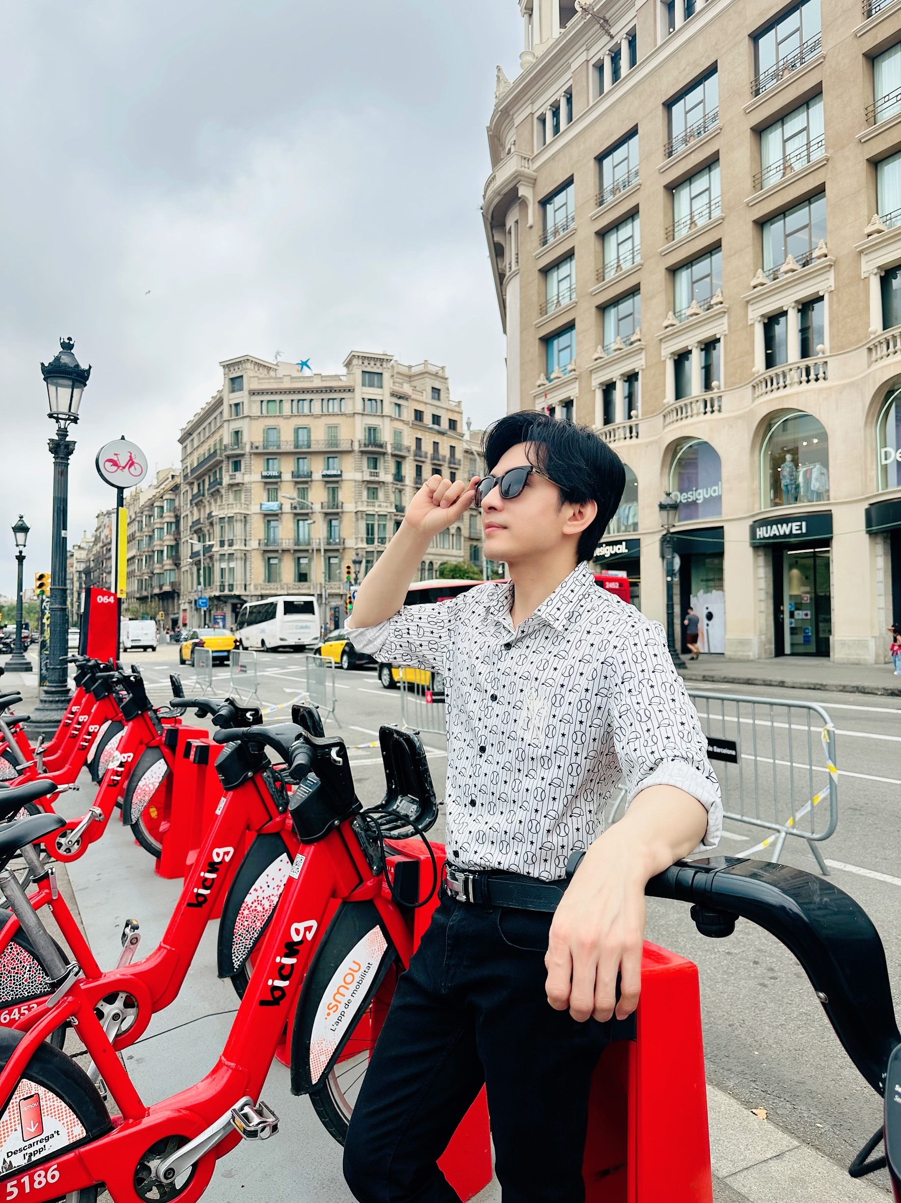 Nam ca sĩ chia sẻ ảnh trẻ trung ở đường phố Châu Âu.