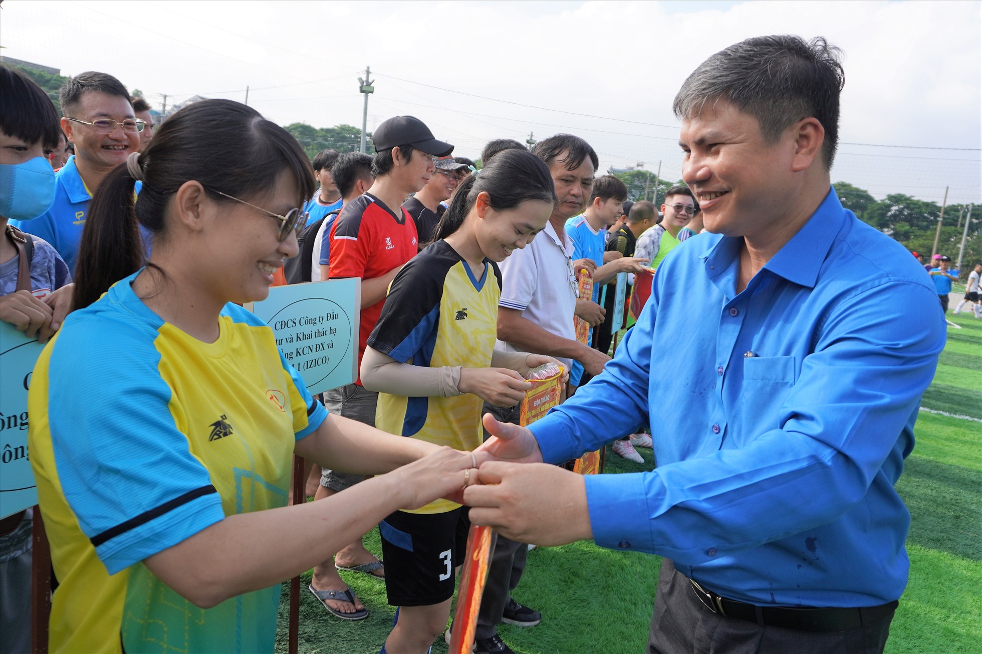 Ông Nguyễn Thanh Sơn - Chủ tịch Công đoàn các Khu công nghiệp trao kỉ niệm chương cho các đội tham gia giải bóng đá. Ảnh: Thành An