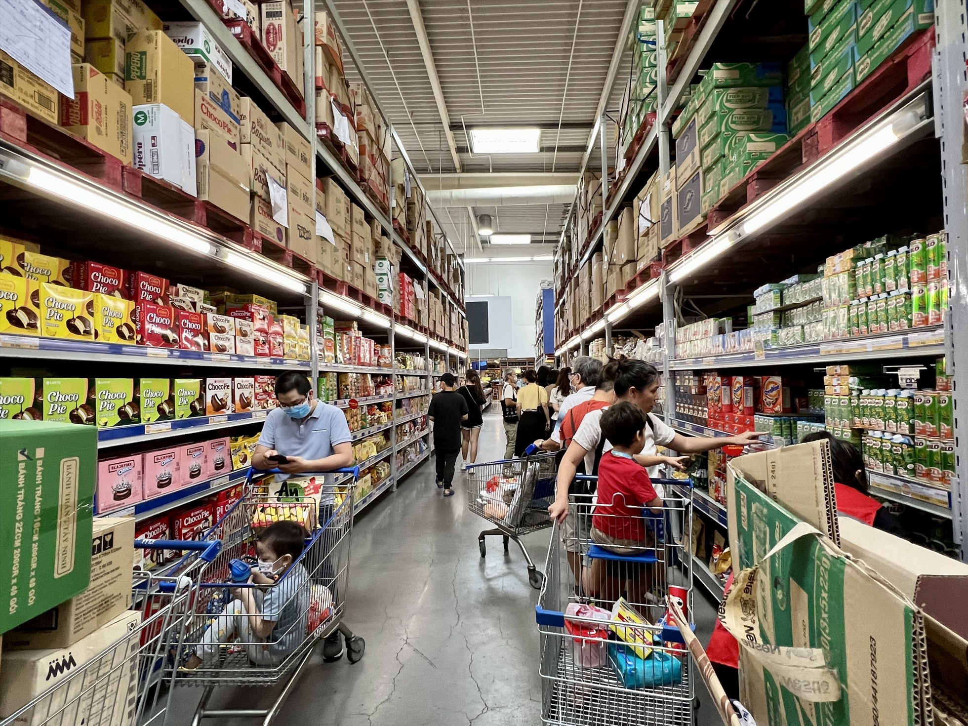 Vào dịp này, lượng khách hàng đến “săn sale” tại các siêu thị, trung tâm thương mại tăng đáng kể.