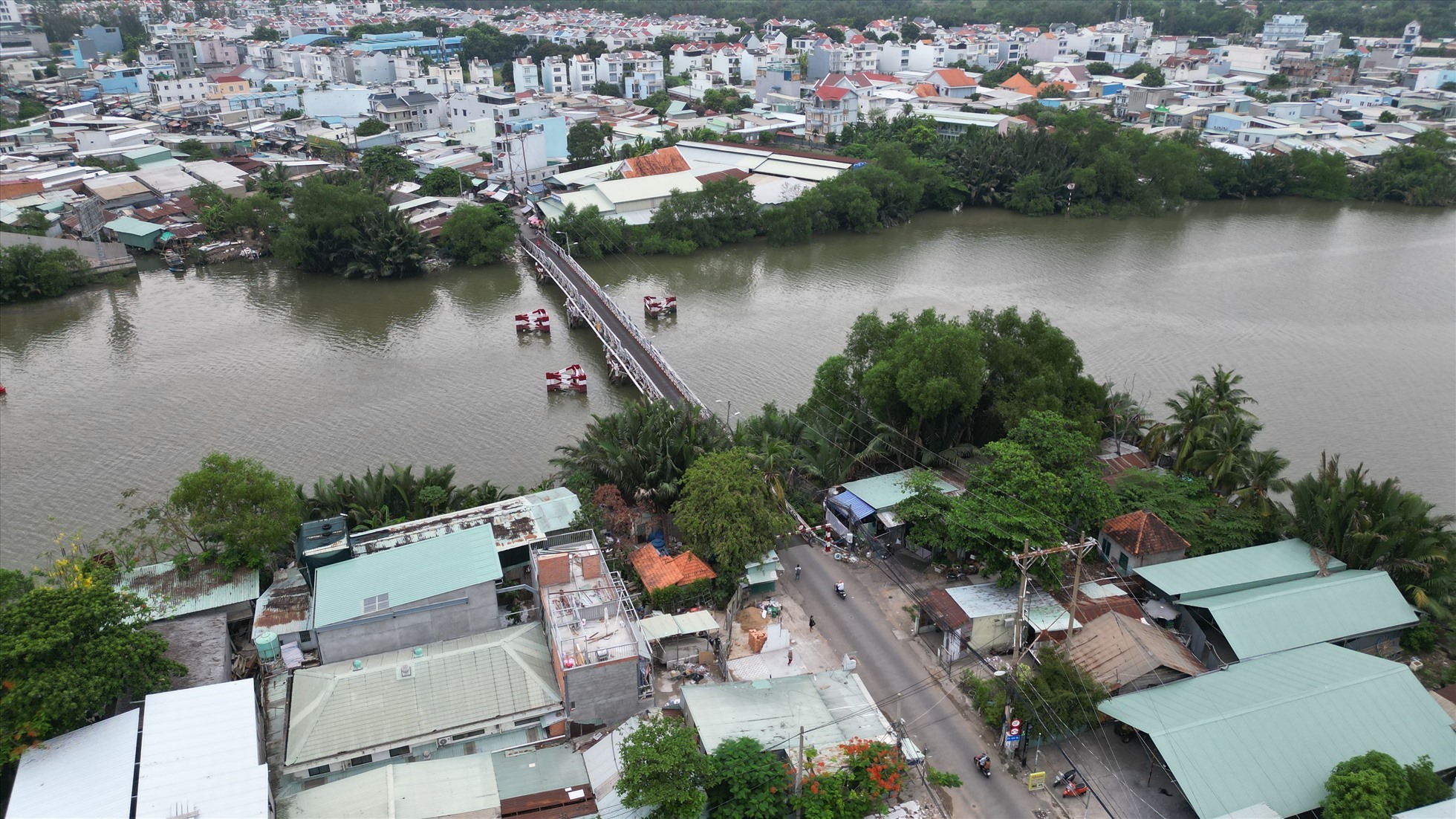 Tương tự, cũng vì vấn đề mặt bằng mà dự án xây dựng cầu Rạch Đỉa mới thay thế cầu sắt trên đường Lê Văn Lương (nối huyện Nhà Bè và quận 7) dài gần 318 m, tổng vốn hơn 512 tỷ cũng bị “treo” nhiều năm qua.