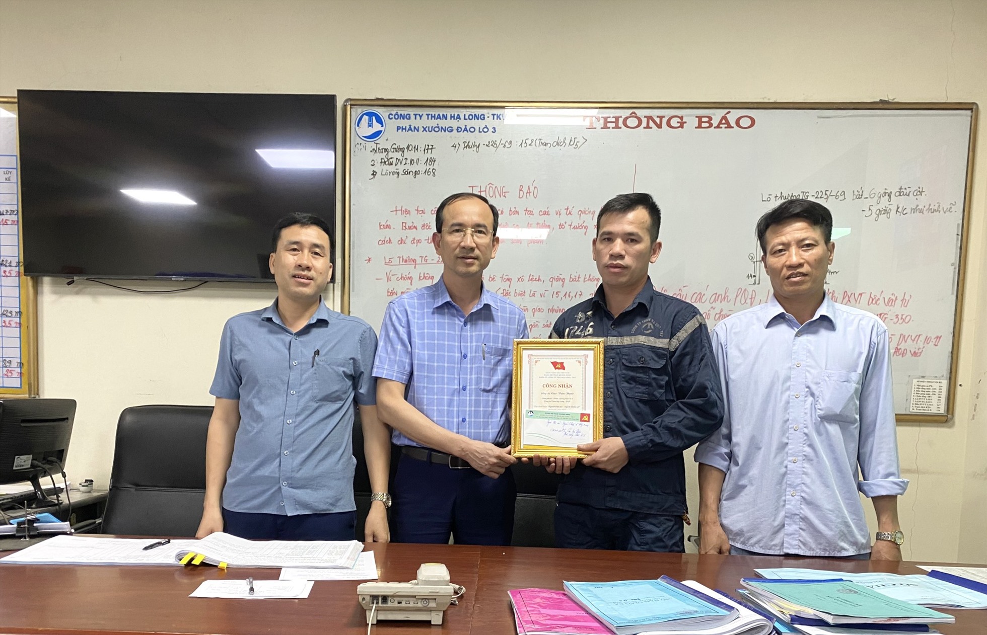 Được sự ủy quyền của Công ty, Lãnh đạo Phân xưởng Đào lò 3 trao danh hiệu “Người Thợ mỏ - Người Chiến sỹ” tháng 5/2023 cho công nhân Cao Văn Được. Ảnh: Công ty Than Hạ Long.