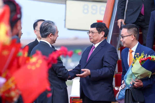 Đại diện Bộ Ngoại giao Trung Quốc chào đón Thủ tướng Chính phủ Phạm Minh Chính tại sân bay Bắc Kinh. Ảnh: VGP