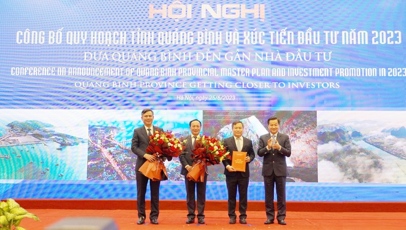 Phó Thủ tướng Lê Minh Khái trao quyết định phê duyệt quy hoạch tỉnh Quảng Bình thời kỳ 2021-2030, tầm nhìn đến năm 2050 cho lãnh đạo tỉnh Quảng Bình. Ảnh: Lê Phi Long