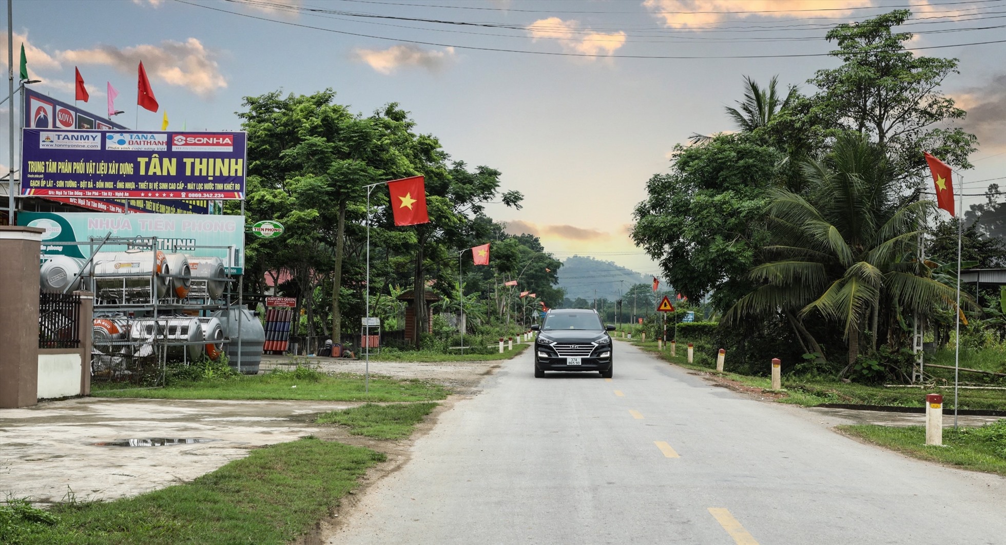 Một đoạn đường xã nông thôn mới Tân Phú huyện Tân Kỳ. Ảnh: Hồng Sơn