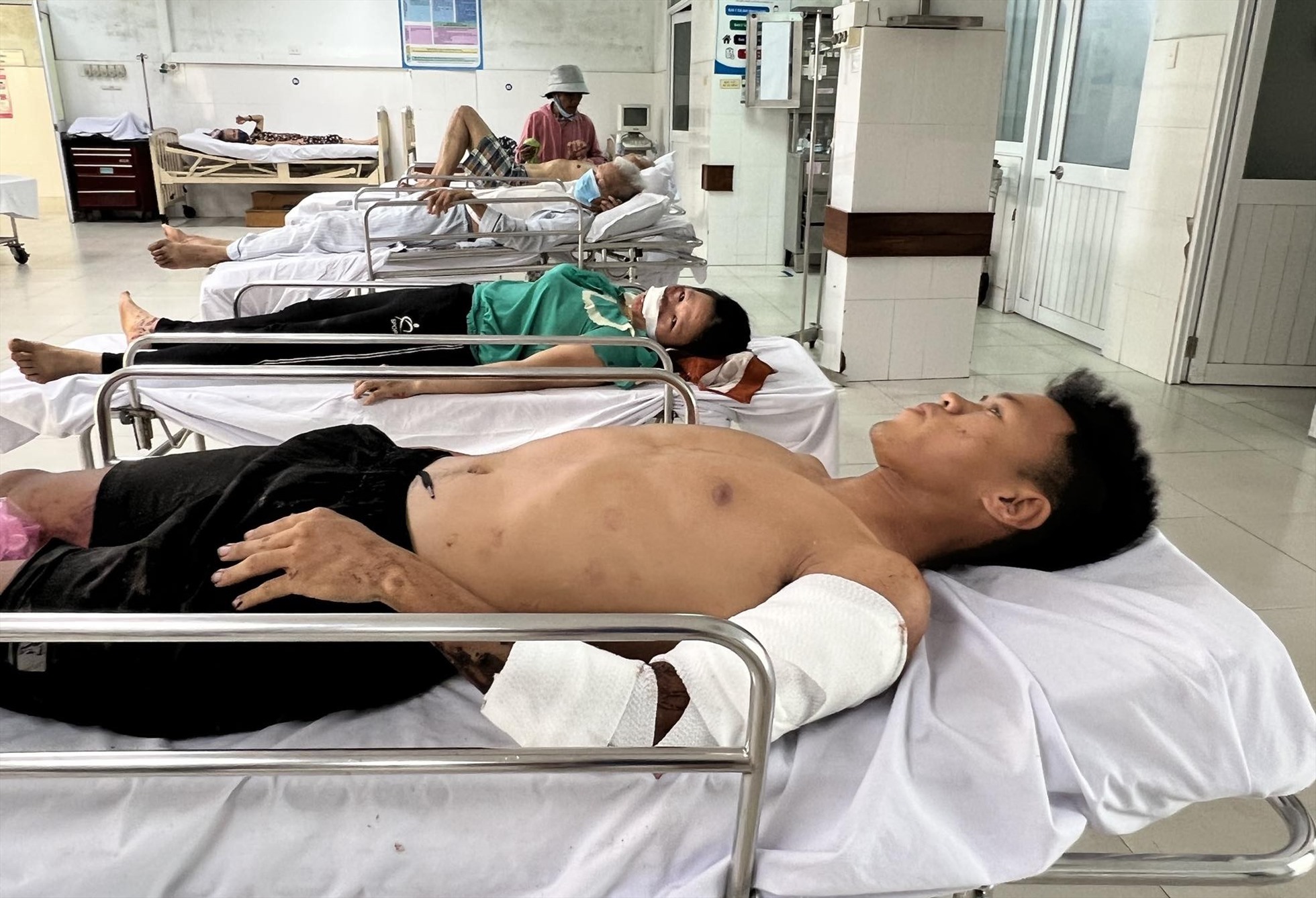 Cầu thủ trẻ Lương Quang Huy nhập viện đa khoa Quảng Nam điều trị trong tình trạng đa chấn thương. Ảnh Hoàng Bin