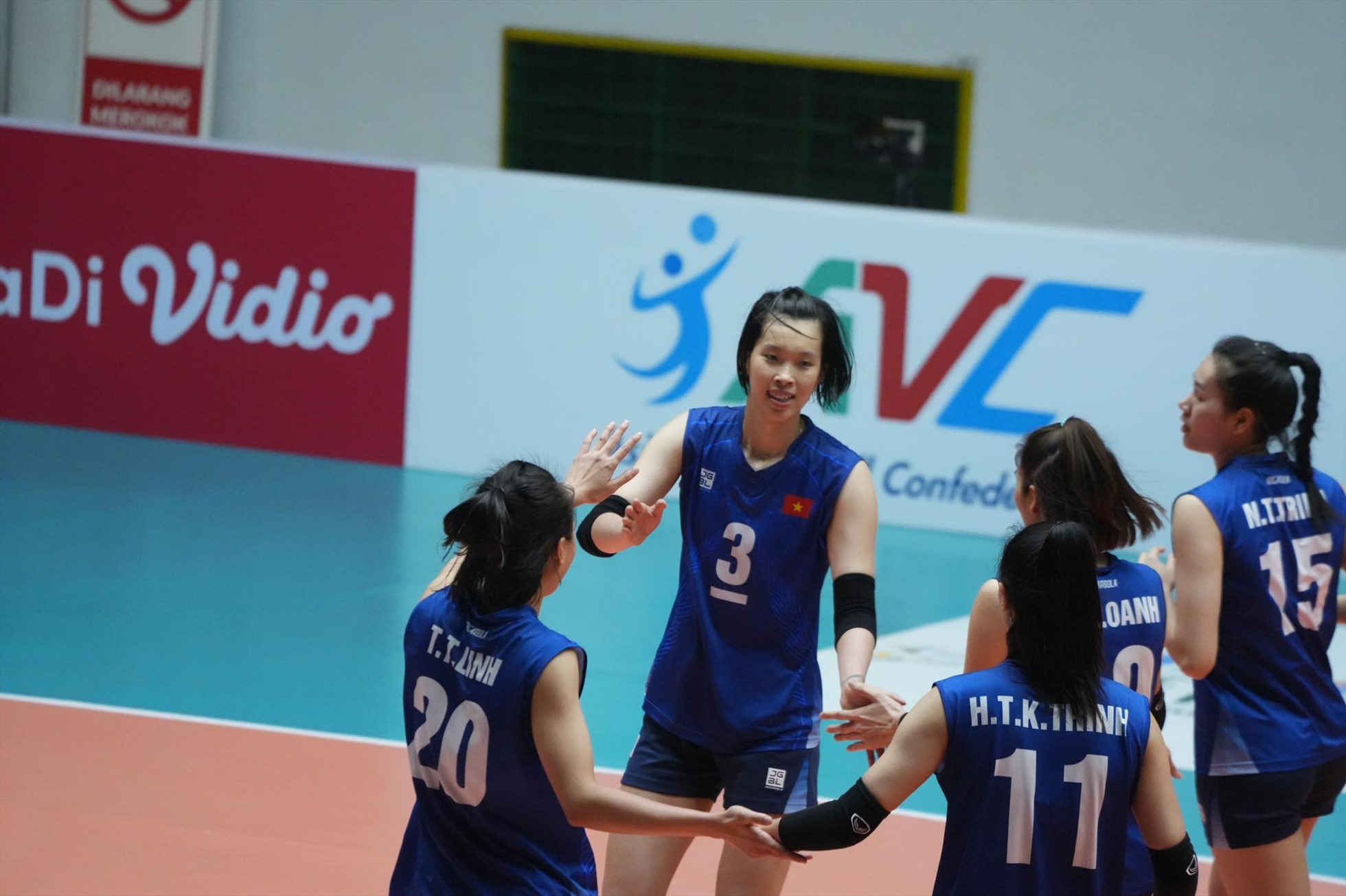 Đội tuyển bóng chuyền nữ Việt Nam trong trận chung kết với Indonesia. Ảnh: VFV