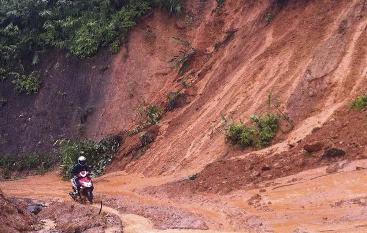 Với địa hình có độ dốc lớn, mỗi khi đến mùa mưa tình trạng sạt lở thường xuyên xảy ra trên các tuyến đường miền núi. Ảnh: Thanh Bình