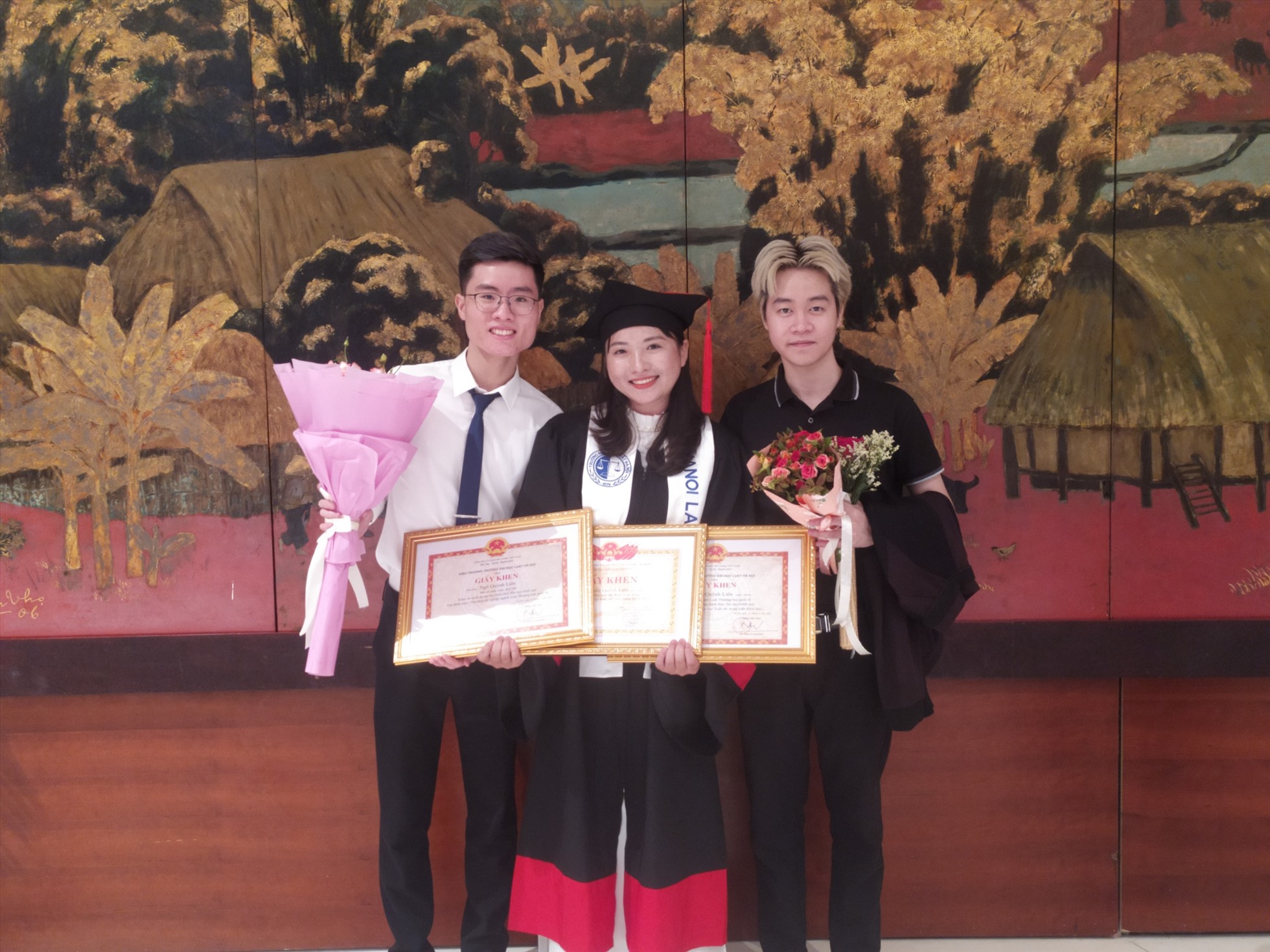 Quỳnh Liên nhận chụp ảnh lưu niệm cùng bạn bè tại lễ tốt nghiệp ngày 25.6. Ảnh: Nhân vật cung cấp