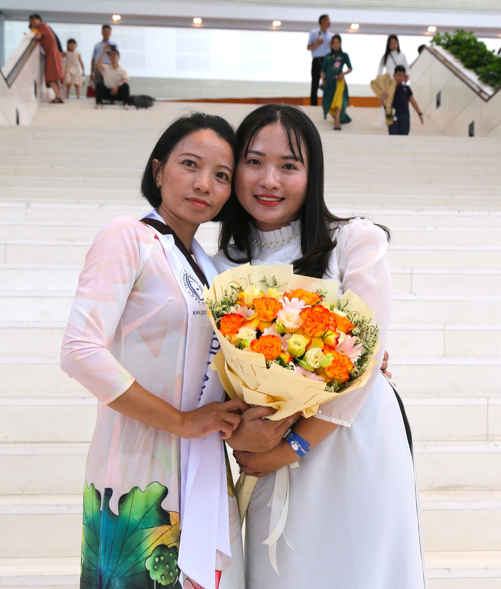 Quỳnh Liên và mẹ tại buổi lễ tốt nghiệp ngày 25.6. Ảnh: Minh Hà