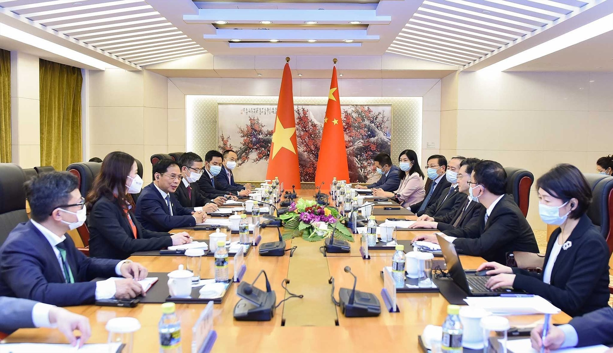 Bộ trưởng Bùi Thanh Sơn nhấn mạnh một số quan tâm của Việt Nam trong hợp tác giữa hai nước trong cuộc hội đàm với người đồng cấp Trung Quốc Tần Cương. Ảnh: Bộ Ngoại giao