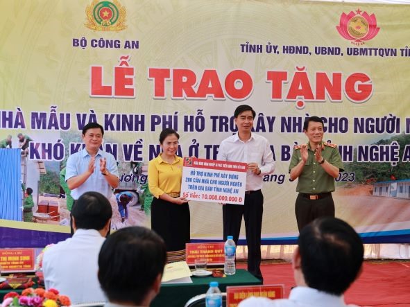 Đồng chí Lê Xuân Trung, Thành viên HĐTV Agribank trao ủng hộ 10 tỉ đồng để xây dựng 200 ngôi nhà Đại đoàn kết tại tỉnh Nghệ An. Nguồn: Agribank