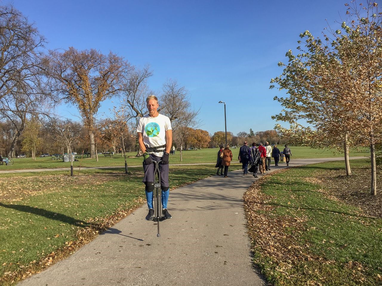 Pukonen đã đi trên một cây gậy pogo qua thành phố Winnipeg của Canada trong 10 km.