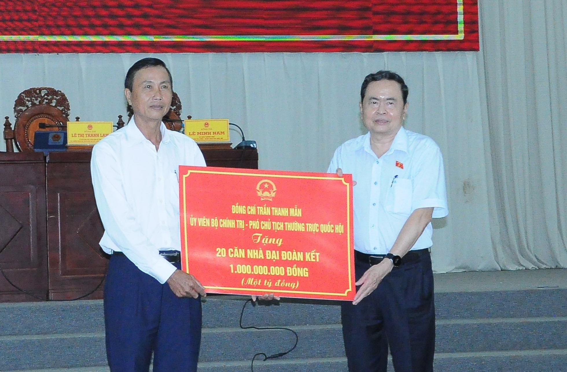 Phó Chủ tịch Thường trực Quốc hội Trần Thanh Mẫn trao 20 căn nhà Đại đoàn kết cho các hộ nghèo thành phố Ngã Bảy. Ảnh: Tạ Quang