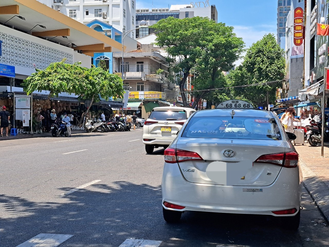 Thời tiết nắng nóng khiến nhiều tài xế tìm nơi bóng mát đỗ xe thay vì đậu đỗ đúng nơi quy định. Ảnh: Nguyễn Linh